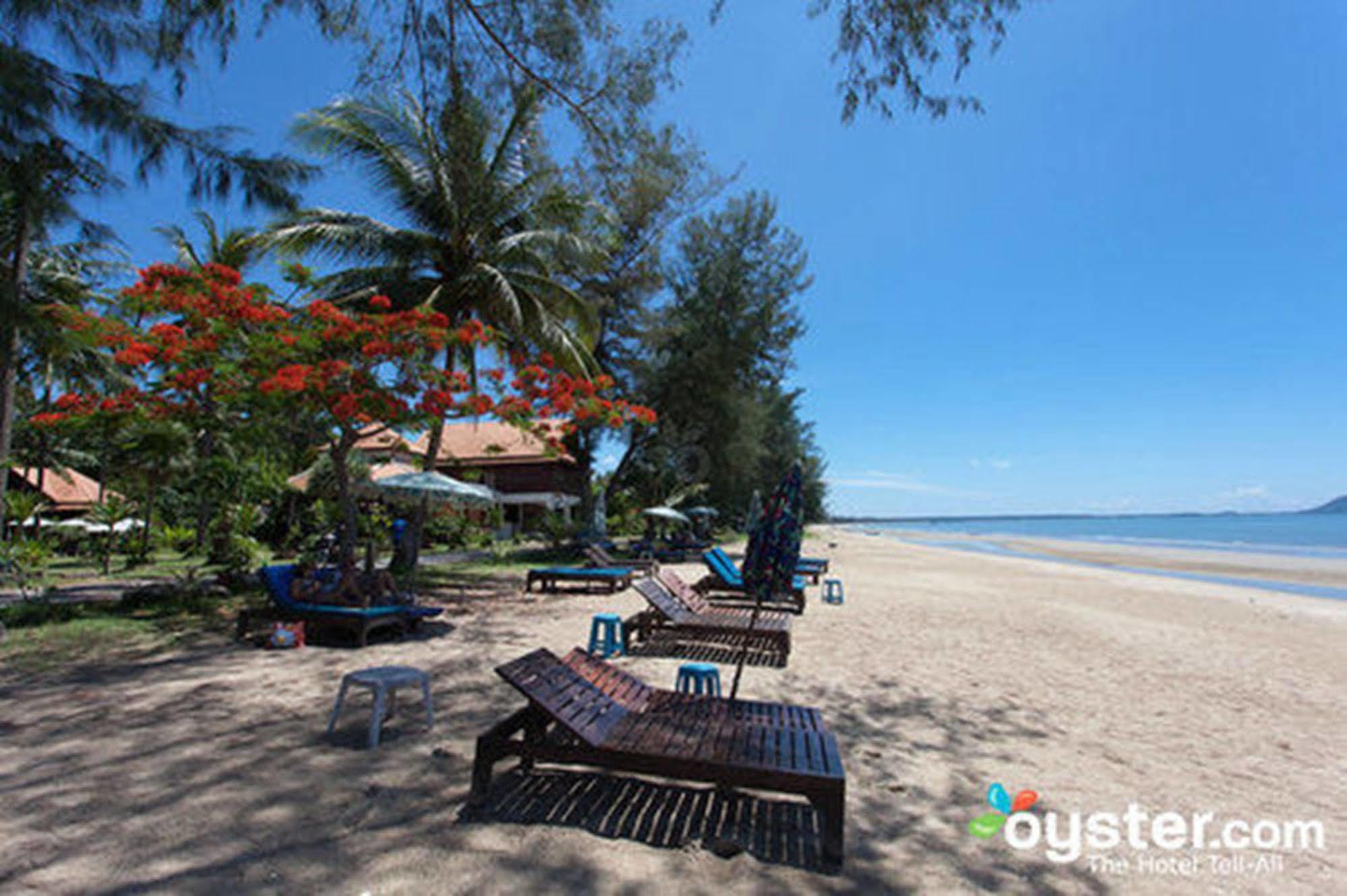 Coral Hotel Bangsaphan Бангсапхан Экстерьер фото